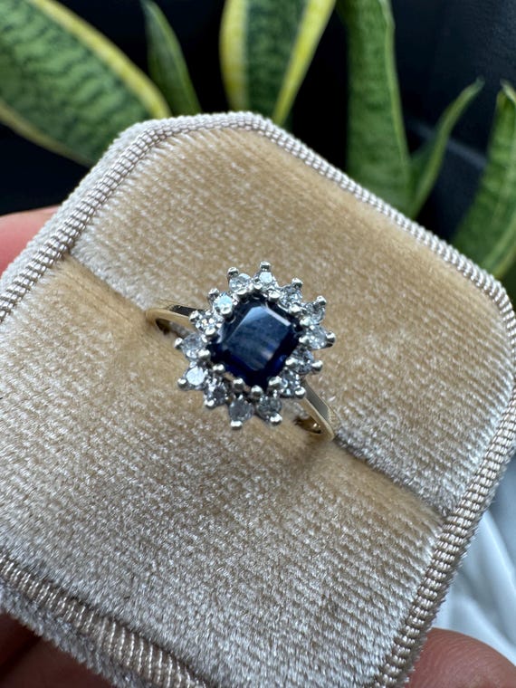 Vintage Solid  9ct Yellow Gold Ring square Sapphi… - image 4