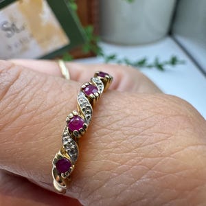 Vintage 9 karat guld rubin & diamant halv alliansring — Storlek U1/2 (2,26 g)