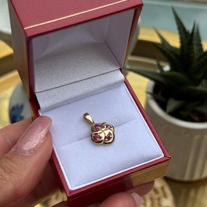 Vintage Rubin Petite Quatrefoil-hänge — 9 karat guld, London-stämplat