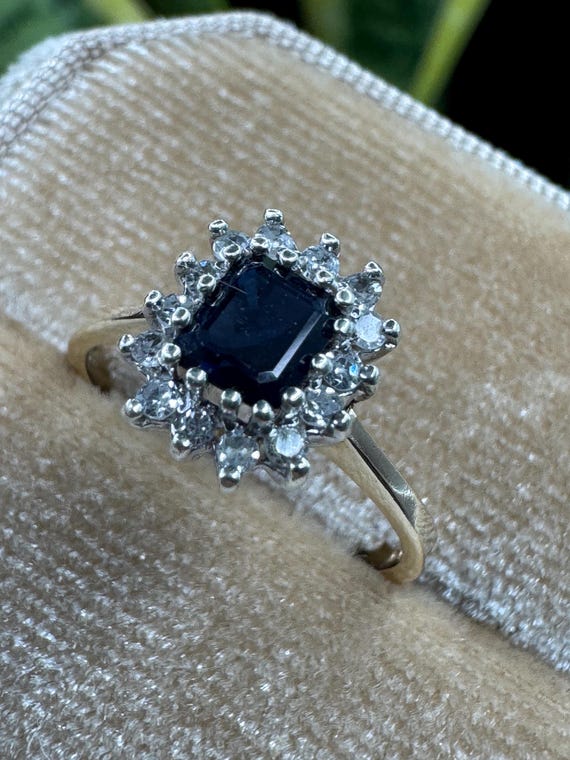 Vintage Solid  9ct Yellow Gold Ring square Sapphi… - image 1