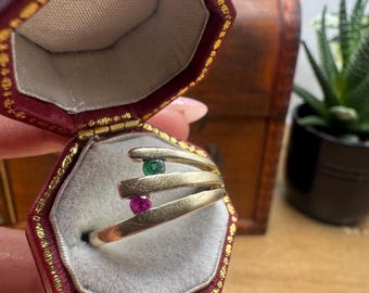 Anel vintage em ouro amarelo 14k com rubi e esmeralda | Tamanho P | Com marca de contraste