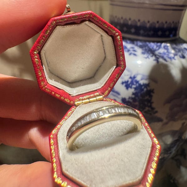 Pierścionek z 9-karatowego złota z diamentami w kształcie bagietki | Obrączka Sheffield Hallmark Eternity