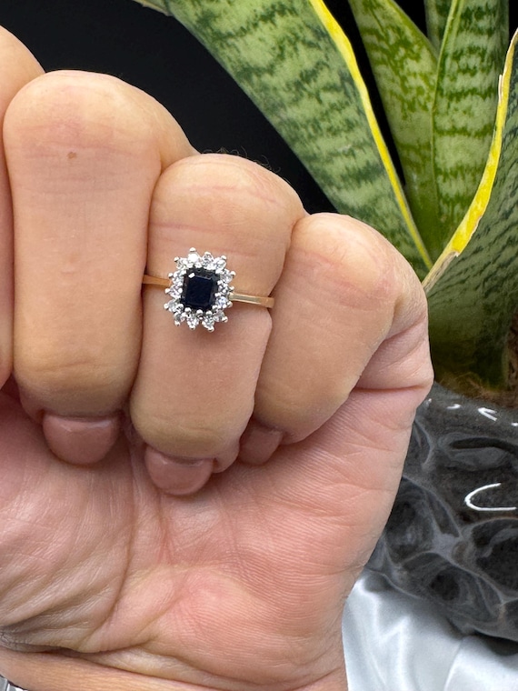 Vintage Solid  9ct Yellow Gold Ring square Sapphi… - image 11