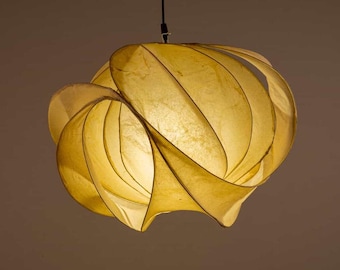 Met de hand gebeeldhouwde papiermeanderhanglamp met bananenvezels – op de natuur geïnspireerde sfeerverlichting