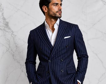 Eleganter marineblauer Nadelstreifenanzug für Männer, modernes zweireihiges formelles Blazer-Set.