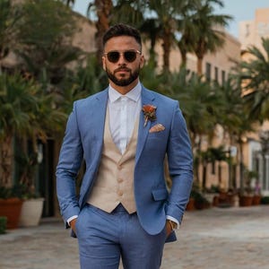 Traje de hombre de lino, azul cielo con chaleco beige, tres piezas, pura elegancia, elegante blazer entallado, traje de lino de tres piezas, casual.