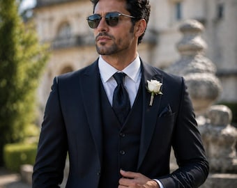 Traje de tres piezas azul marino de corte ajustado para hombre, ideal para bodas y eventos formales.