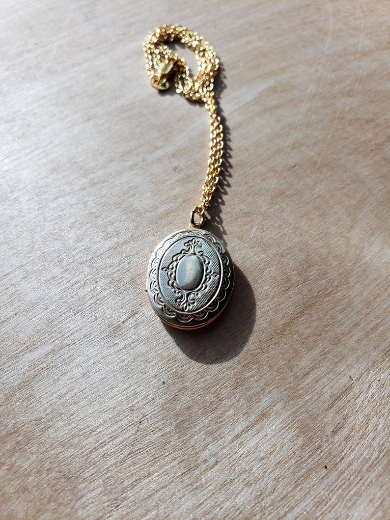 picture locket Includes New GF Chain Vintage Gold Filled Locket Condition GREAT FREE Shipping Med Size Oval minimal design