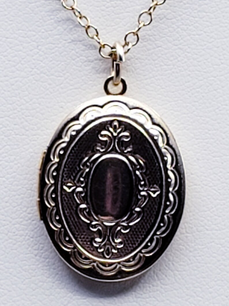 picture locket Includes New GF Chain Vintage Gold Filled Locket Condition GREAT FREE Shipping Med Size Oval minimal design