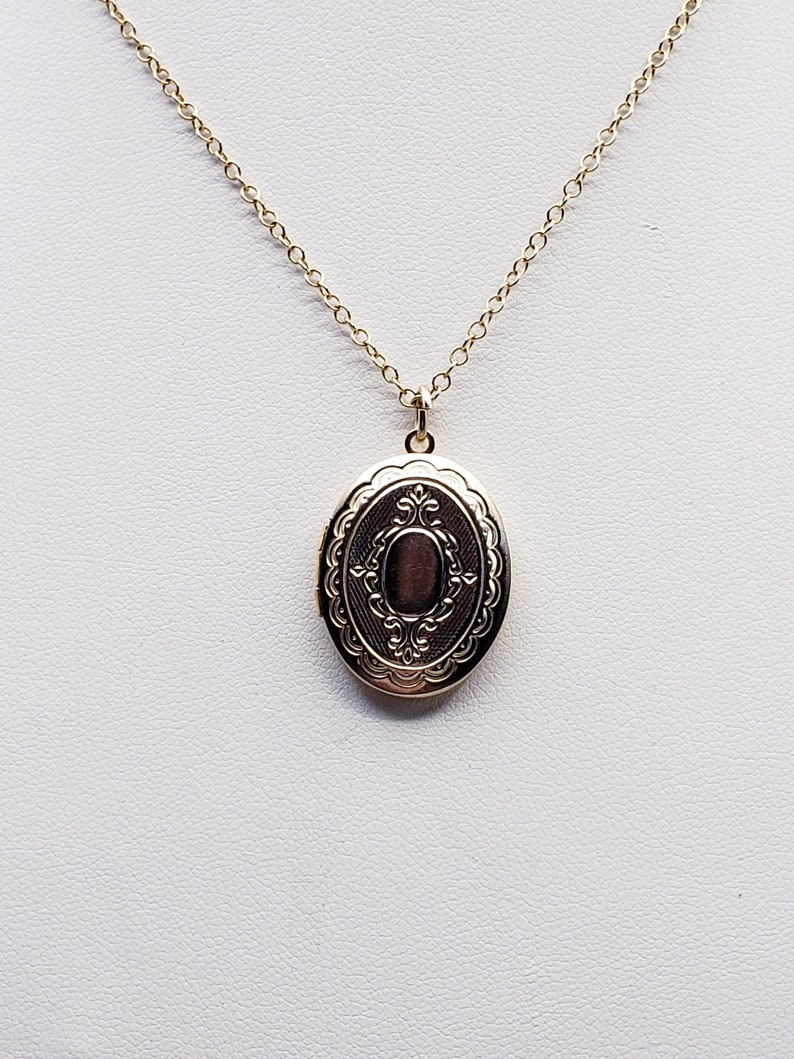 picture locket Includes New GF Chain Vintage Gold Filled Locket Condition GREAT FREE Shipping Med Size Oval minimal design