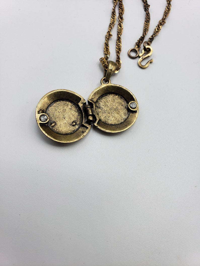 matching chain with Beautiful detail Vintage Gold tone Locket Rhinestone Design