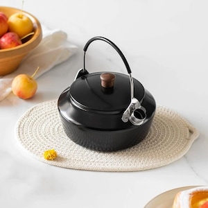 Puede incluir: Un juego de tres tazas de cerámica con un acabado mate moteado. Las tazas son en tonos crema, gris claro y gris oscuro. Cada taza tiene un diseño simple y minimalista y un asa redondeada. Las tazas están apiladas una encima de otra.