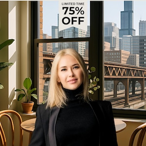 Può includere: Una donna con dolcevita e blazer neri è seduta vicino a una finestra con vista sulla città. L'immagine include il testo "LIMITED TIME 75% OFF". Piante in vaso e un tavolo e sedie in legno sono in primo piano.