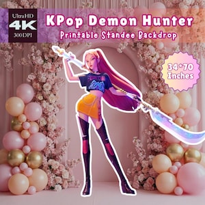 Peut inclure: Une toile de fond imprimable avec un design KPop Demon Hunter. L'image présente un personnage stylisé avec une arme, sur fond floral et ballons. Le standee mesure 86 x 178 cm.