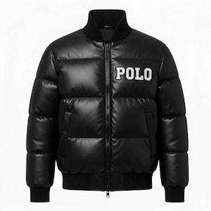 Puede incluir: Chaqueta acolchada negra con cremallera frontal, con la palabra "POLO" en letras blancas en el pecho. La chaqueta tiene cuello, puños y dobladillo acanalados. Prenda de abrigo de invierno.