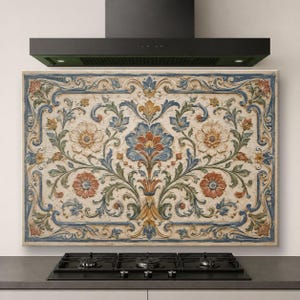 Op de afbeelding: Een rechthoekig wandpaneel met een reliëfontwerp met ingewikkelde bloem- en krulpatronen. Het oppervlak is afgewerkt in een crèmekleurige basis met handgeschilderde details in tinten blauw, terracotta oranje, saliegroen en goud.
