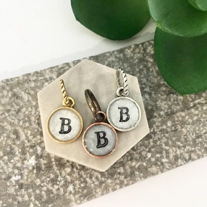 Charm de inicial mayúscula pequeña, Charm de inicial diminuta, Charm de letra personalizada, Charm de inicial de plata, Charm de inicial de oro, Charm de inicial de latón,