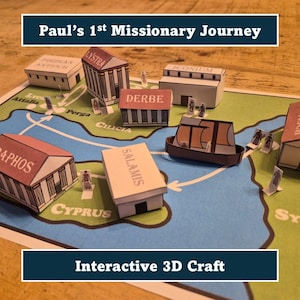 Puede incluir: Una manualidad 3D interactiva que representa el primer viaje misionero de Pablo. El mapa presenta modelos de papel de ciudades como Listra, Derbe e Iconio, junto con un barco y pequeñas figuras. Se muestra el texto "Paul's 1st Missionary Journey" y "Interactive 3D Craft".