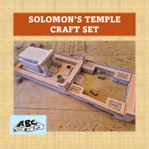 以下が含まれることがあります： ソロモンの神殿のクラフトセット。神殿複合施設のペーパーモデルが特徴です。モデルは薄茶色で、白いアクセントがあり、さまざまな建築的詳細が含まれています。「SOLOMON'S TEMPLE CRAFT SET」というテキストが上部に表示されています。