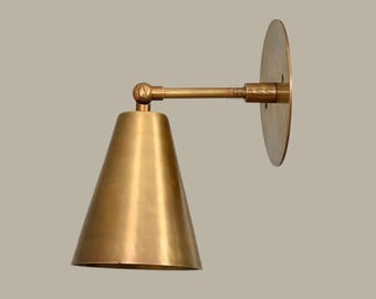 Aplique de pared de latón macizo hecho a mano: pantalla cónica ajustable de estilo moderno de mediados de siglo