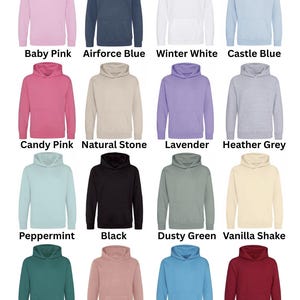 Puede incluir: Una colecci&oacute;n de sudaderas con capucha en varios colores, incluyendo rosa beb&eacute;, azul marino, blanco invierno y azul cielo. Otros colores son rosa chicle, piedra natural, lavanda, gris jaspeado, menta, negro, verde polvoriento, vainilla, jade, rosa polvoriento, azul oc&eacute;ano y rojo chili.