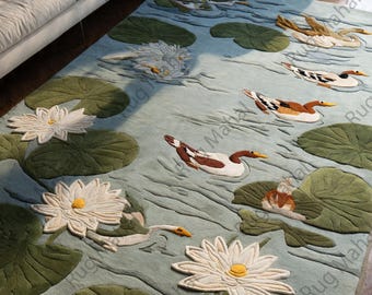 Tappeto Serene Pond realizzato a mano con anatre e ninfee – Arte artistica per pavimenti in lana