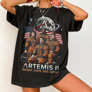 Puede incluir: Un juego de tres tazas de cerámica con un acabado mate moteado. Las tazas son de color crema, gris claro y gris oscuro. Cada taza tiene un diseño simple y minimalista, perfecto para café o té.