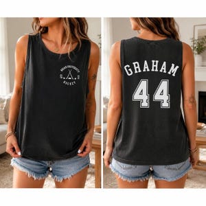 以下が含まれることがあります： 前面に「Briar University Hockey」、背面に「GRAHAM 44」と書かれた黒いタンクトップ。タンクトップはノースリーブで、丸いネックラインです。テキストは白です。