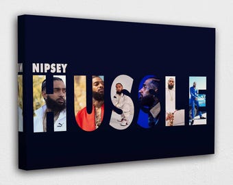 Könnte beinhalten: Dunkelblauer Leinwanddruck mit dem Wort "HUSTLE" in großen, weißen Blockbuchstaben. Die Buchstaben sind mit Bildern eines Mannes gefüllt. Das Wort "NIPSEY" steht über dem Wort "HUSTLE".