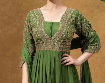 Groene geborduurde anarkali-jurk