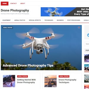 Puede incluir: Página de inicio del sitio web "Drone Photography" con un dron blanco con detalles rojos contra un cielo azul. El sitio ofrece información sobre equipos, fotos aéreas, efectos especiales y técnicas. Texto: "Advanced Drone Photography Tips."