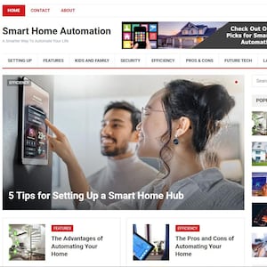 Pode incluir: Uma página inicial do site "Smart Home Automation" com um banner de publicidade e um menu de navegação. A imagem principal mostra um casal interagindo com um painel de controle de casa inteligente. O texto na imagem diz "5 dicas para configurar um Smart Home Hub."
