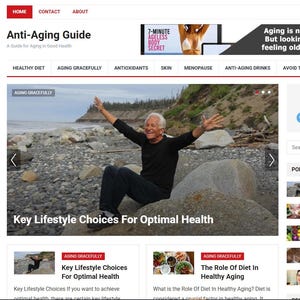 Puede incluir: Página de inicio del sitio web "Anti-Aging Guide" con secciones sobre dieta saludable, envejecimiento con gracia y antioxidantes. Presenta a un hombre mayor en una playa rocosa con el texto "Key Lifestyle Choices For Optimal Health."