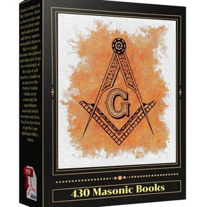Pode incluir: Uma caixa de produto digital para 430 livros maçônicos com borda preta e linhas douradas. O centro exibe um símbolo maçônico preto de esquadro e compasso com uma letra G sobre um fundo laranja estilo aquarela. O texto lateral inclui uma oração.