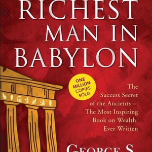 Può includere: Copertina del libro "The Richest Man in Babylon" di George S. Clason. La copertina è rossa con testo bianco. Un'illustrazione dorata di un edificio con colonne è a sinistra. Un cerchio giallo indica "One Million Copies Sold."