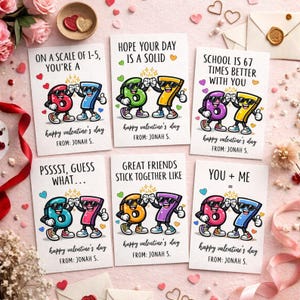 以下が含まれることがあります： サングラスをかけた漫画の数字が手をつないでいるバレンタインデーのカードが6枚。各カードには、「1～5のスケールで、あなたは67です」など、異なるメッセージが書かれています。カードはハートで飾られています。