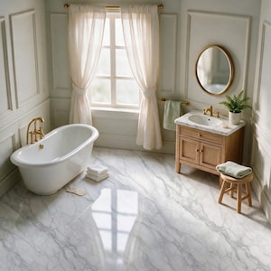 Puede incluir: Una escena de baño en miniatura con una bañera blanca exenta con grifería dorada, un mueble de madera con encimera de mármol, un espejo redondo con marco dorado, un pequeño taburete de madera, cortinas blancas y toallas sobre suelo de mármol.