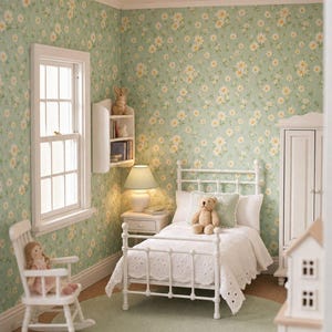 Könnte beinhalten: Ein Miniatur-Puppenhaus-Schlafzimmer mit grünem Blumentapetenmuster, einem weißen Eisenbett mit weißer Lochstickerei-Tagesdecke, einem Teddybären, einem weißen Schaukelstuhl mit Puppe, einem weißen Kleiderschrank und einer Nachttischlampe.