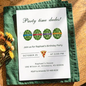 Può includere: Un biglietto d'invito bianco con il testo "Party time dudes!" e "Join us for Raphael's Birthday Party". La carta presenta illustrazioni di gusci di tartaruga con fasce colorate. Sono inclusi anche la data e l'ora.