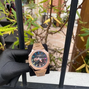 G-Shock personnalisée en or rose - Édition cadran arc-en-ciel