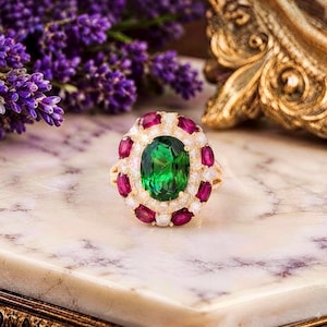 Bague imposante en or 14 carats avec halo ovale d'émeraude et de rubis