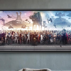 Könnte beinhalten: Ein gerahmtes Kunstwerk, das eine große Menschenmenge mit Raumschiffen und anderen Elementen zeigt, wahrscheinlich aus einem Science-Fiction-Franchise. Das Kunstwerk wird über zwei grauen Sesseln und einem kleinen Holztisch ausgestellt. Über den Stühlen hängt eine goldfarbene Pendelleuchte.