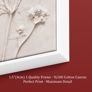 Puede incluir: Impresi&oacute;n en lienzo enmarcada con un relieve de flores secas en tonos beige. El marco blanco tiene 4 cm de grosor. El texto en la impresi&oacute;n dice: 1.Quality Frame - %100 Cotton Canvas Perfect Print - Maximum Detail.