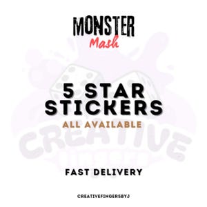 Op de afbeelding: Een grafische advertentie met de tekst MONSTER Mash in zwart en rood, gevolgd door 5 STAR STICKERS in dikke zwarte letters. Daaronder staat de tekst ALL AVAILABLE, FAST DELIVERY en CREATIVEFINGERSBYJ onderaan de afbeelding.