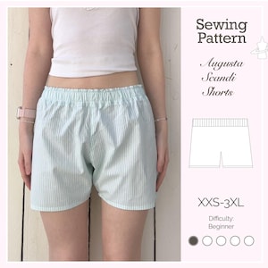 Op de afbeelding: Lichtblauwe en wit gestreepte shorts met een elastische tailleband. De shorts maken deel uit van een naaipatroon met de naam "Augusta Scandi Shorts" in de maten XXS-3XL en moeilijkheidsgraad beginner.