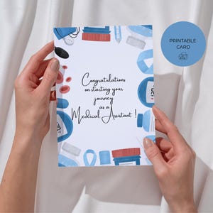 Puede incluir: Una tarjeta de felicitación con fondo blanco y borde azul con ilustraciones de temática médica. La tarjeta dice "¡Felicitaciones por comenzar tu viaje como asistente médico!" en escritura negra. Un círculo azul con las palabras "Tarjeta imprimible" está en la parte superior derecha.