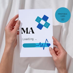 Puede incluir: Una tarjeta blanca con las letras "MA" en negro y la palabra "Loading..." debajo. La tarjeta presenta un gráfico de vendaje azul, una barra de carga y una línea de latidos con un corazón. Un círculo azul con "Printable Card" está en la parte superior derecha.