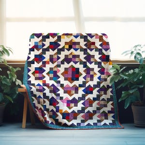 Könnte beinhalten: Ein farbenfroher Quilt mit Sternmuster, der Quadrate und geometrische Formen in Lila, Blau, Rot, Braun und Weiß zeigt. Der Quilt, mit einem türkisfarbenen Rand, ist über eine kleine Holzbank drapiert. Der Quilt ist handgefertigt.