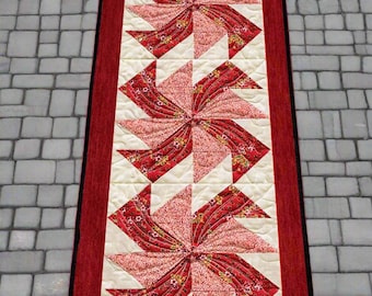 キャンディケインツイストキルトパターン PDF | クリスマステーブルランナーキルト | 16 x 40 | ホリデーキルトパターン | すぐにダウンロード