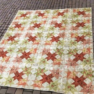 Peut inclure: Une courtepointe faite à la main avec un motif d'étoiles répétées. Les étoiles sont de couleur rouge rouille et se détachent sur un fond de carrés blancs, verts et à motifs floraux. La courtepointe est rectangulaire et semble être en coton.